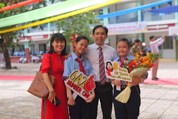 Thầy Dương Hữu Đức - Hiệu trưởng trường THCS Lý Tự Trọng chụp hình cùng giáo viên và các em học sinh tại lễ khai giảng.