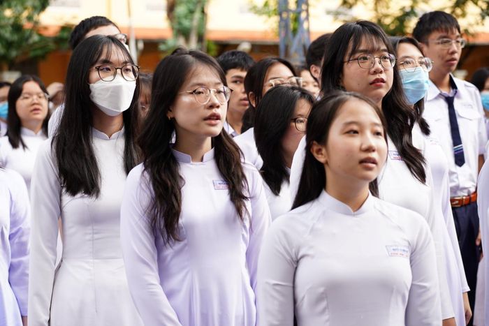 Các em học sinh trường THPT Nguyễn Thị Minh Khai, quận 3 dự lễ khai giảng.