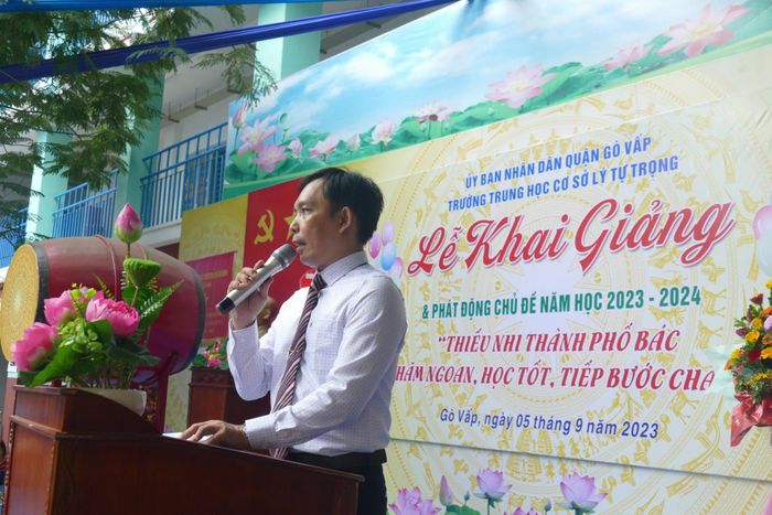 Thầy Dương Hữu Đức - Hiệu trưởng trường THCS Lý Tự Trọng, quận Gò Vấp phát biểu tại lễ khai giảng.