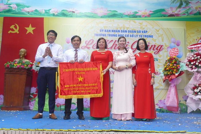 Trường THCS Lý Tự Trọng, quận Gò Vấp nhận Cờ thi đua của UBND TP.HCM.