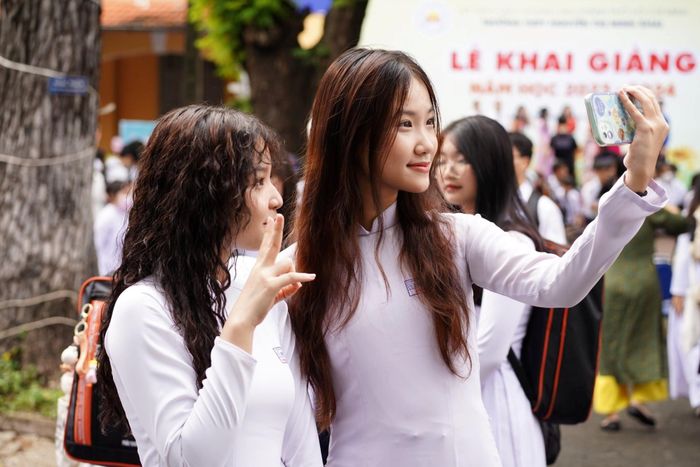 Nữ sinh rạng ngời trong tà áo dài truyền thống.