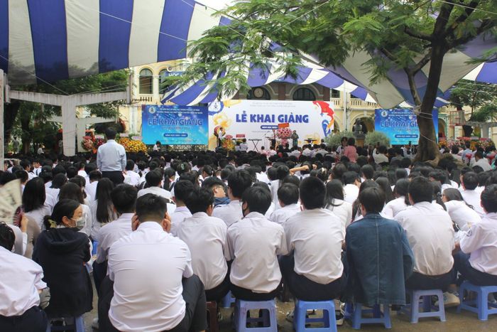 Không khí khai giảng tại trường THPT chuyên Trần Đại Nghĩa, quận 1.