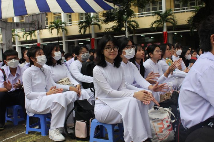 Học sinh trường THPT chuyên Trần Đại Nghĩa, quận 1 dự lễ khai giảng năm học mới.