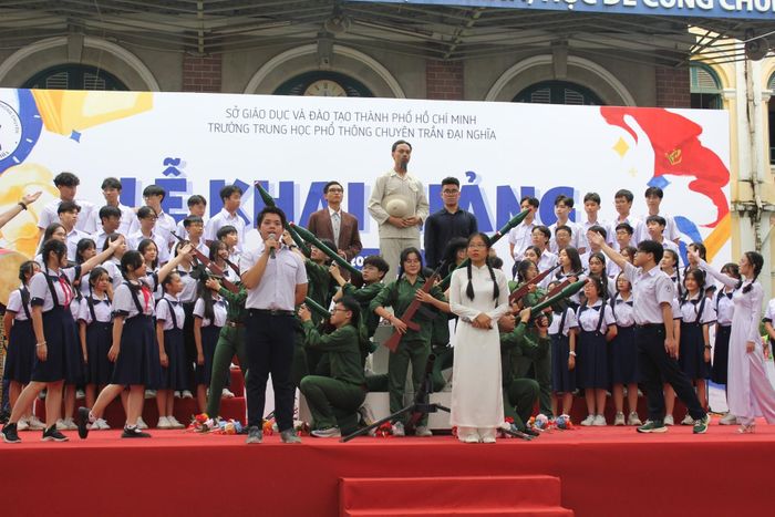 Tiết mục văn nghệ đặc sắc của trường THPT chuyên Trần Đại Nghĩa, quận 1.