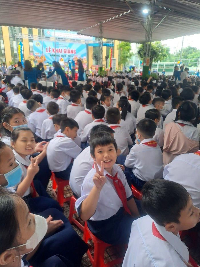 Học sinh trường Tiểu học Kim Đồng, quận 7 hào hứng dự lễ khai giảng.