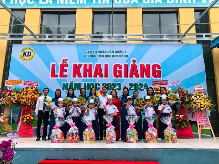 Trường Tiểu học Kim Đồng, quận 7 tặng quà cho các em học sinh trước thềm năm học mới.