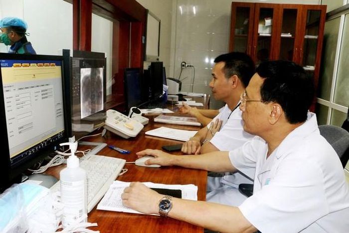 Các bác sĩ kiểm tra trên hệ thống DSA.