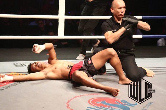 Pich Mtes Khmang đo sàn và phải thở oxy sau khi nhận cú đấm trời giáng của Nguyễn Trần Duy Nhất. Ảnh: WLC.