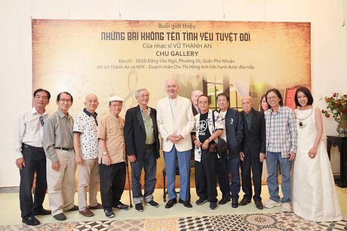Vũ Thành An (vest trắng, giữa) và bạn hữu trước đêm nhạc