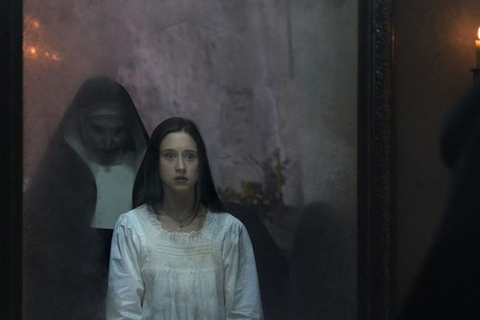 Taissa Farmiga đóng vai sơ Irene trong phim