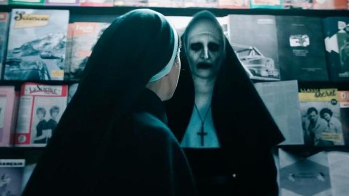 Tạo hình quỷ Valak do Bonnie Aarons thể hiện