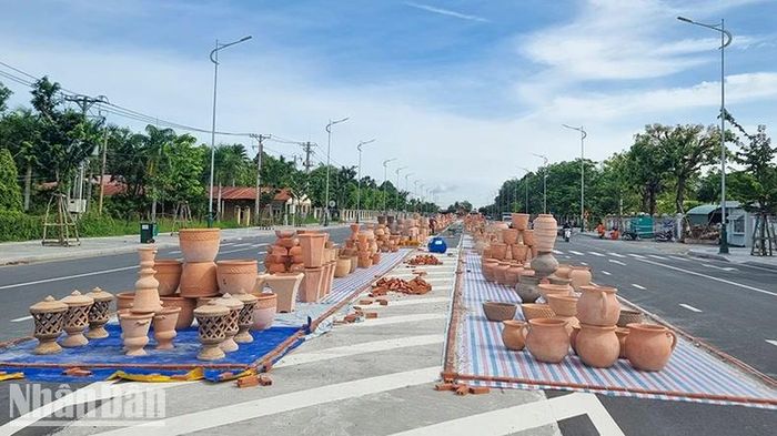 Con đường nghệ thuật gốm đỏ Vĩnh Long có chiều dài hơn 500m với 2.500 sản phẩm gạch gốm đỏ được trưng bày. 
