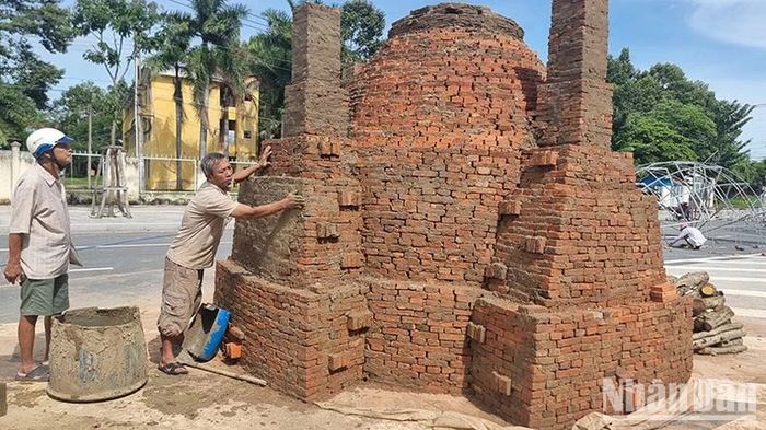 Độc đáo nhất của Con đường gốm đỏ Vĩnh Long là công trình chiếc lò tròn truyền thống dùng để nung sản phẩm gạch gốm Vĩnh Long. 