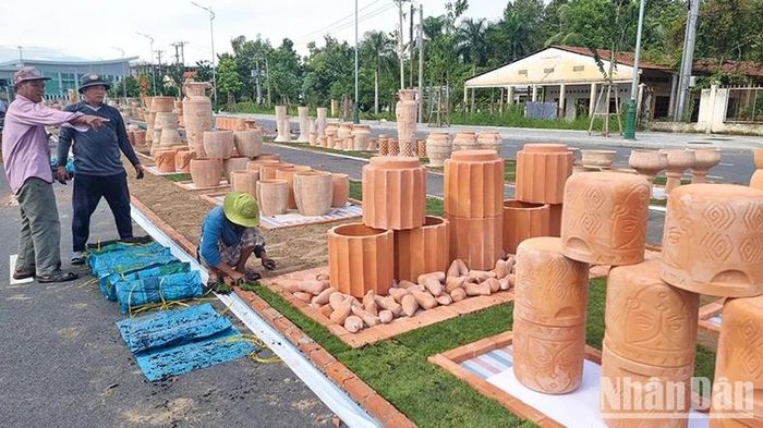 Nhiều công nhân đang khẩn trương hoàn thiện công trình. 