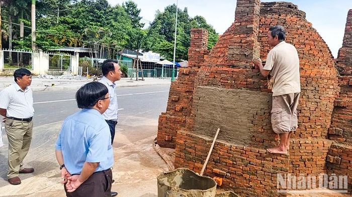 Chủ tịch Ủy ban nhân dân tỉnh Vĩnh Long Lữ Quang Ngời kiểm tra tiến độ thực hiện Con đường nghệ thuật gốm đỏ Vĩnh Long vào sáng 6/9. 