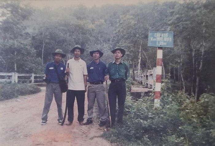 Ban Chỉ huy Chiến dịch tình nguyện Mùa hè xanh thuộc Thành đoàn TPHCM đi thăm các chiến sĩ tình nguyện Trường Đại học Mở và Trường Đại học Y dược TPHCM tại mặt trận đường Hồ Chí Minh, cung đường TNXP Hiên - Thạnh Mỹ (Quảng Nam) trong Chiến dịch tình nguyện Mùa hè xanh tháng 8-2000. Ảnh: Tư liệu