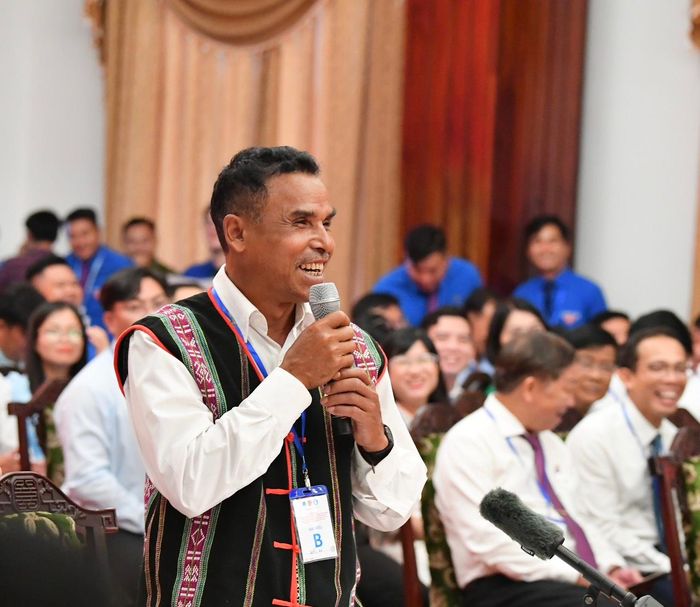 Ông Điểu Đá chia sẻ tình cảm cùng các chiến sĩ tình nguyện. Ảnh: VIỆT DŨNG 