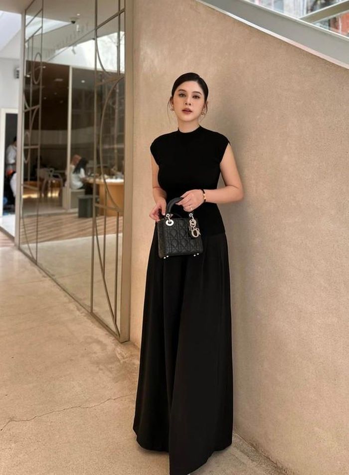 Thu Hoài lựa chọn phong cách trưởng thành, mặn mà hơn, không lấn sân các thiết kế hở cổ như trước.