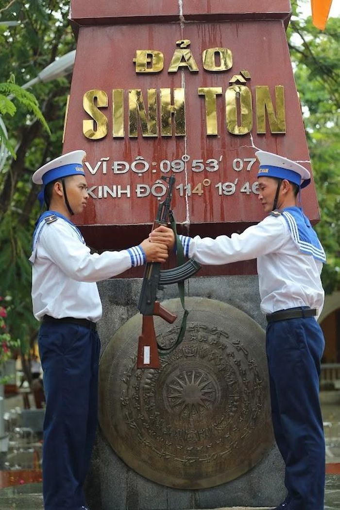 Chiến sĩ hải quân đổi gác. Ảnh: Thế Đại.