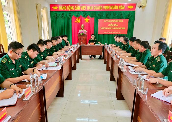 Toàn cảnh buổi làm việc tại Đồn Biên phòng cửa khẩu quốc tế Bình Hiệp. Ảnh: Đinh Quân