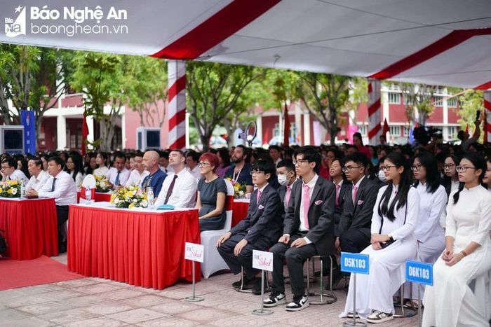Sáng 5/9, giáo viên và học sinh TH School hân hoan đón chào ngày khai giảng năm học mới. Ảnh: Phú Hương