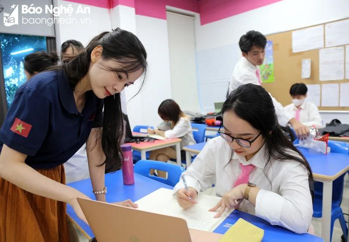 Tại TH School Vinh, các thầy cô giáo luôn đồng hành cùng học sinh trong hành trình kiếm tìm tri thức. Ảnh: Phú Hương