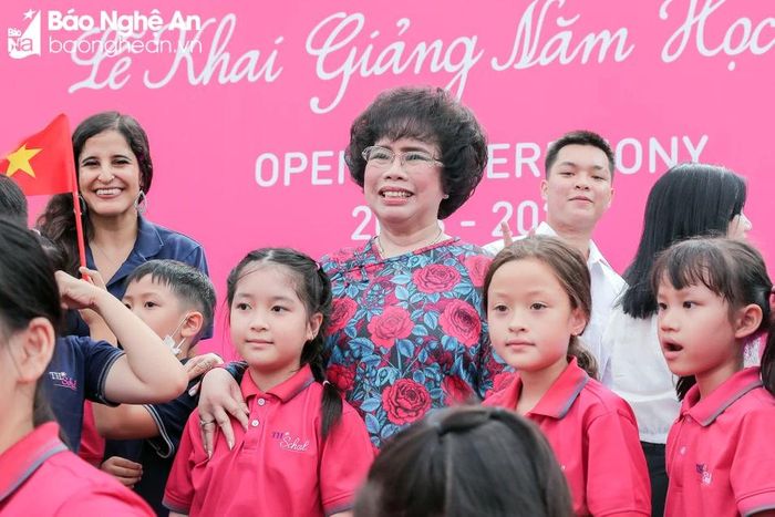 Nhà sáng lập hệ thống TH School - Anh hùng Lao động Thái Hương cùng các em học sinh trong ngày khai giảng năm nay. Ảnh: TH