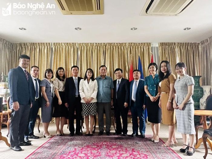  Đoàn đại biểu tỉnh Nghệ An chụp ảnh lưu niệm với cán bộ, nhân viên Đại sứ quán Việt Nam tại Singapore. Ảnh: Thanh Huyền 