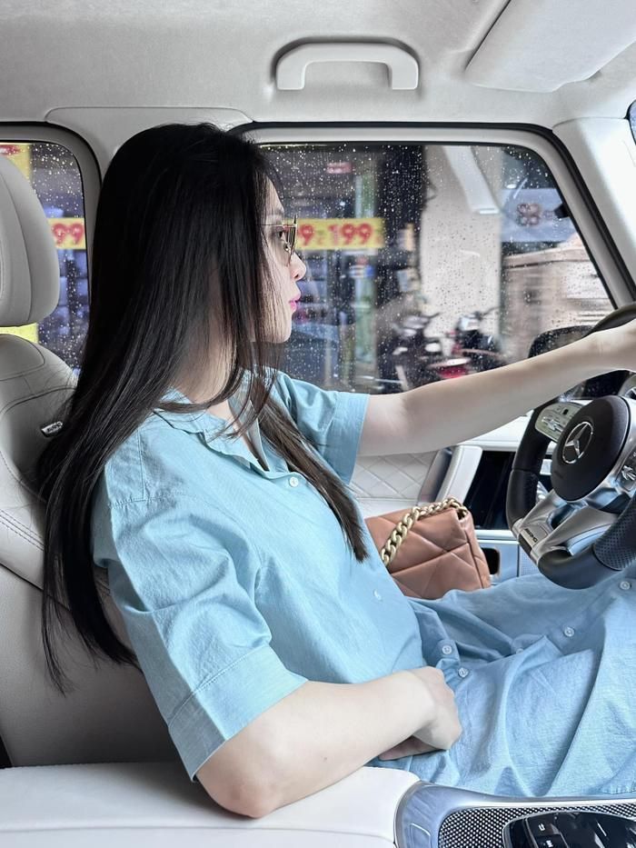 Trong bức ảnh cựu người mẫu lần đầu lộ diện sau một tháng sinh con, gương mặt và thần thái của cô không hề giống mẹ bỉm sữa đang ở cữ.
