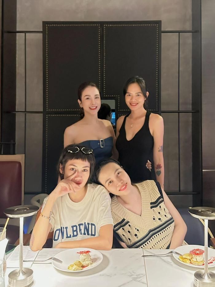 Cô ưu tiên các trang phục rộng rãi.