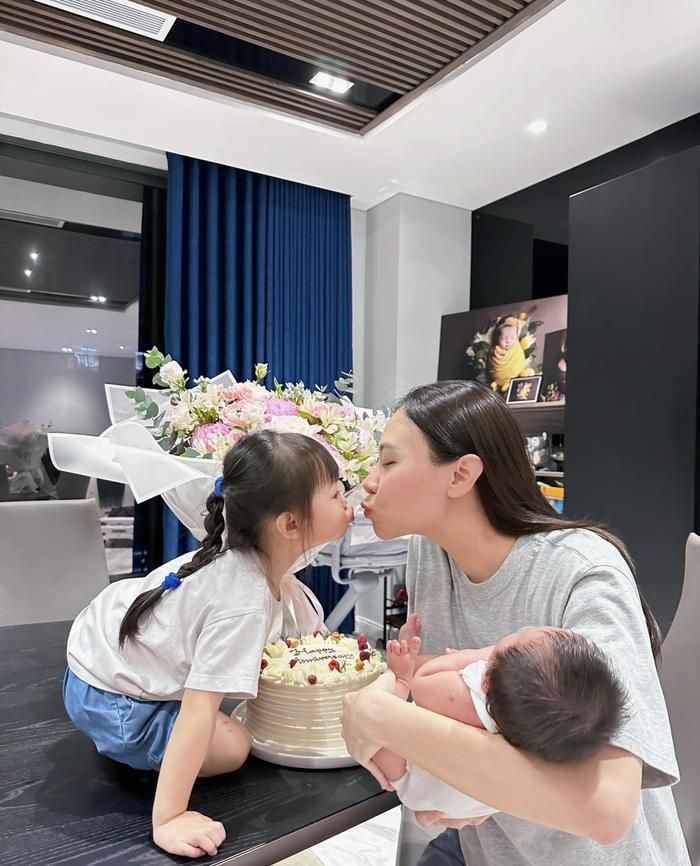 Đàm Thu Trang hạnh phúc bên hai con là Suchin và Sutin.