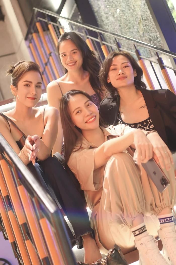 Người đẹp xứ Lạng cũng hường xuyên dành thời gian để gặp gỡ hội bạn thân thiết hơn một thập kỉ .