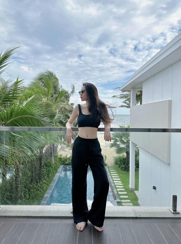 Đàm Thu Trang khoe khéo body không chút mỡ thừa với chiếc áo croptop.
