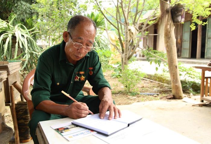 Ông Nguyên luôn ghi chép cẩn thận, chuẩn bị chu đáo nội dung mỗi khi tham gia họp chi bộ, họp thôn. Ảnh: Phạm Thúy