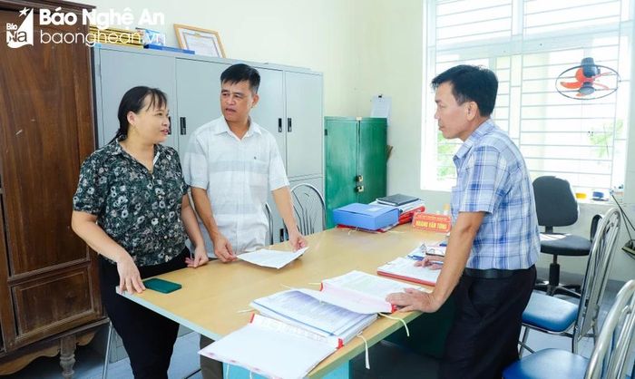 Lãnh đạo xã Xuân Lam (Hưng Nguyên) (giữa) trao đổi công việc với cán bộ xã. Ảnh: Thành Duy 