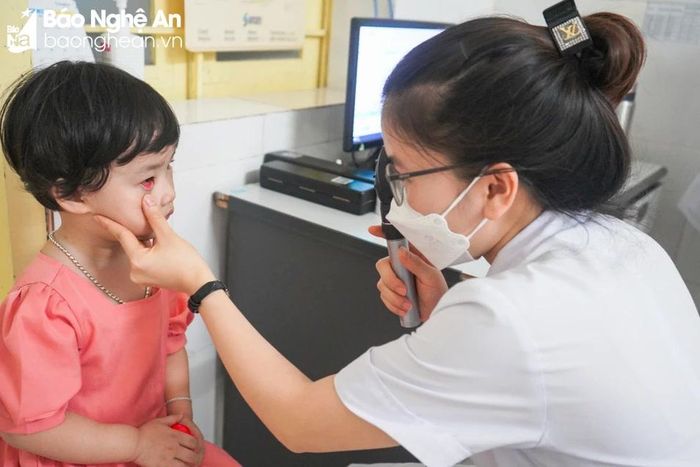  Trong 1 tháng qua, Bệnh viện Sản Nhi Nghệ An khám, điều trị cho khoảng 700 trẻ bị mắc bệnh đau mắt đỏ. Ảnh: Việt Hà 