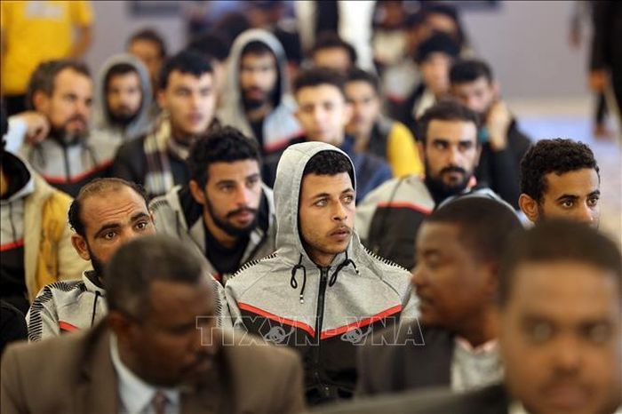 Người di cư tập trung tại Cục Chống nhập cư bất hợp pháp ở Tripoli, Libya, trước khi bị trục xuất về nước ngày 24/11/2022. Ảnh tư liệu: AFP/TTXVN
