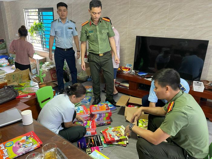 Lực lượng Quản lý thị trường Nghệ An phối hợp kiểm tra tại nhà sách trên địa bàn. ảnh H.T