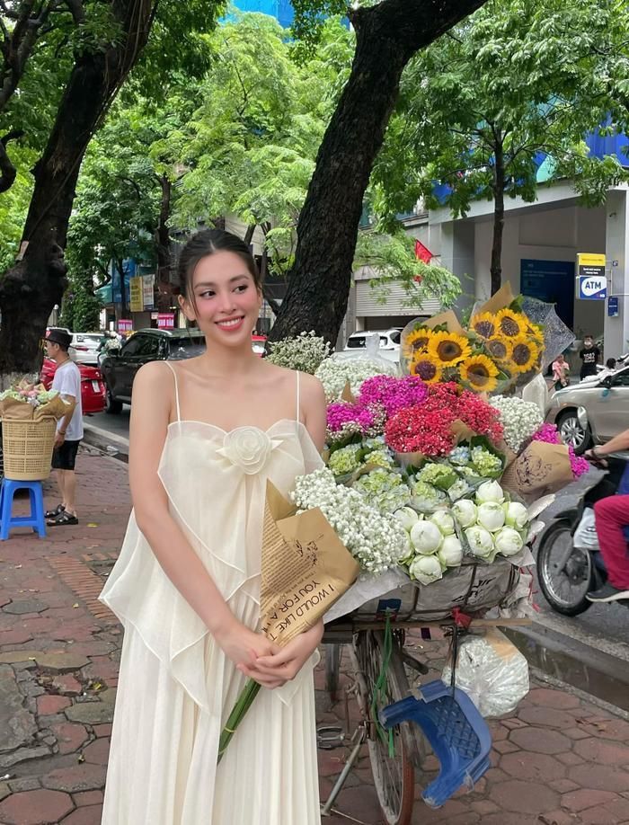 Tiểu Vy sinh năm 2000, cách đây 4 năm trước cô đã đăng quang trong cuộc thi Hoa hậu Việt Nam. Sau khi kết thúc nhiệm kỳ, người đẹp vẫn nhận được sự săn đón của đông đảo khán giả
