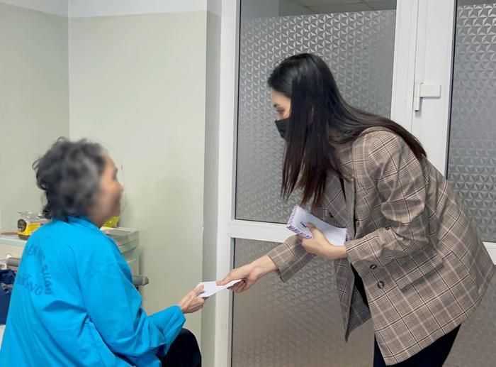 Tiểu Vy thăm hỏi từng bệnh nhân đang tiếp nhận điều trị ở bệnh viện