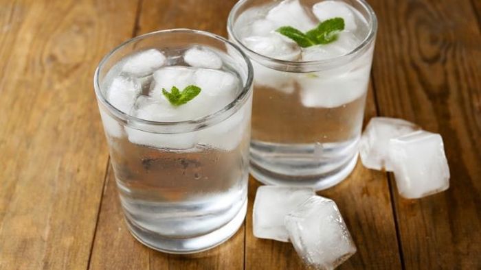 Ăn, uống đồ lạnh có thể gây táo bón. 