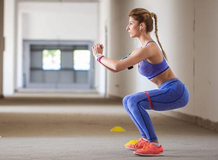 Squat là các bài tập giúp cải thiện vòng 3 rất hiệu quả.