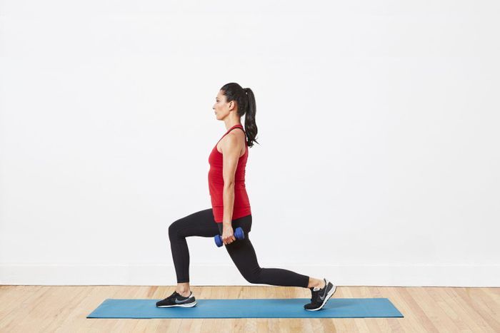 Lunge là bài tập thể lực tập trung vào phát triển nhóm cơ mông và đùi.