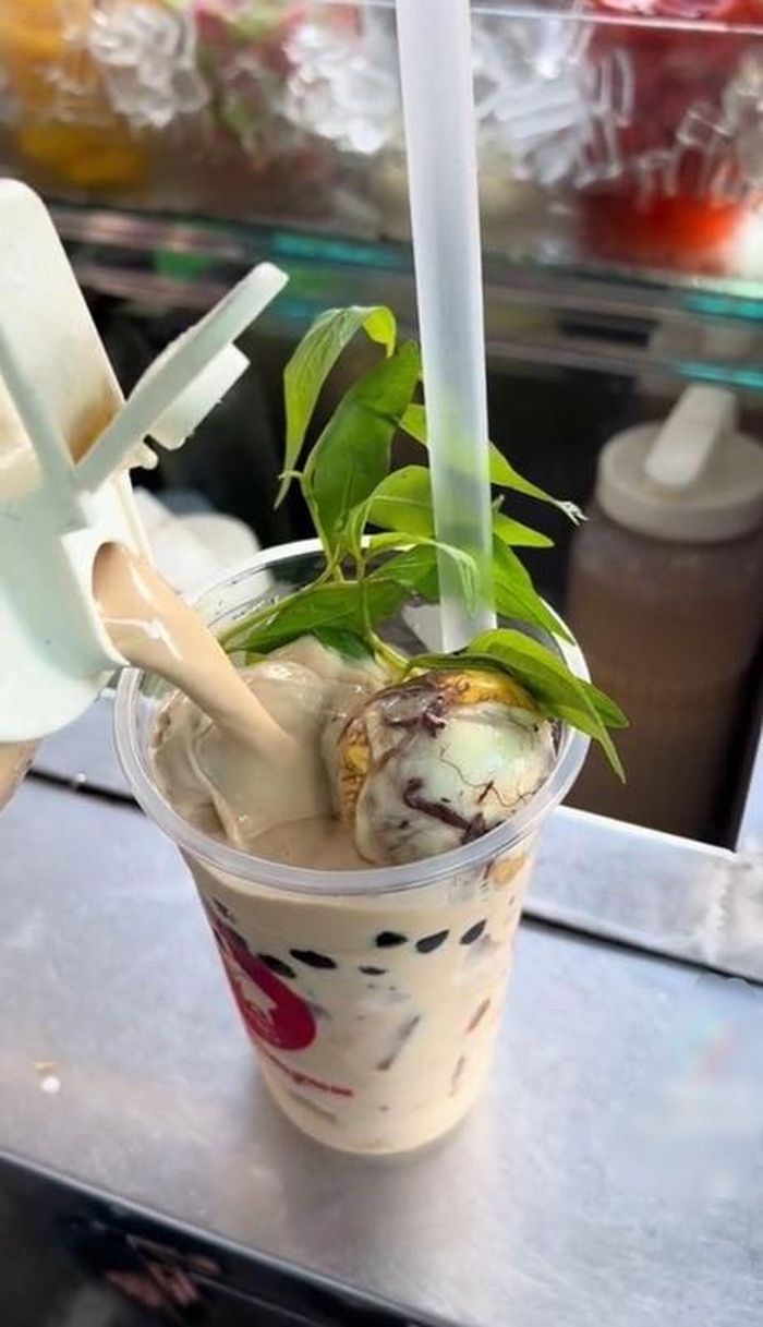 "Thay vì đi ăn hột vịt lộn rồi lại đi uống trà sữa, mình có thể làm cả hai việc cùng một lúc", một bạn trẻ thích thú bình luận. Bạn trẻ khác cho biết: "Mình đã thử món này, ăn rất ghiền nha, mà không bị tào tháo ghé thăm"...