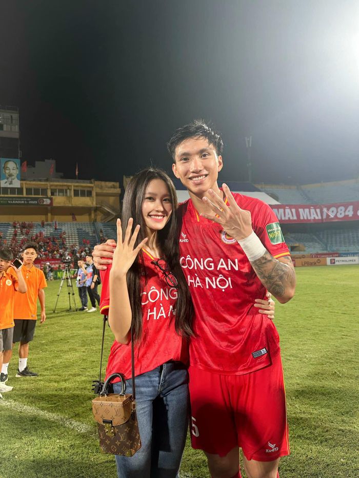 Trong ngày CLB CAHN vô địch V-League 2023, Hải My tới sân chúc mừng bạn trai Văn Hậu.