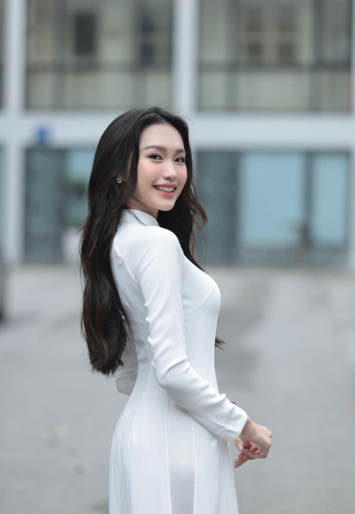 Bạn gái Văn Hậu tự tin với mọi trang phục.