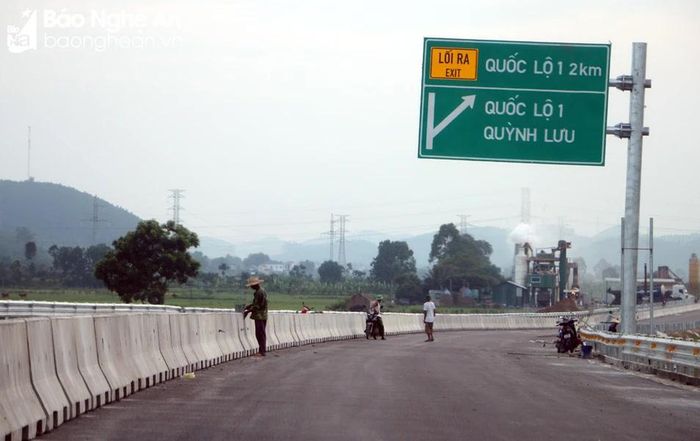  Người điều khiển phương tiện giao thông đi trên cao tốc cần chú ý các biển chỉ dẫn lên, xuống tại nút giao để không bị động, bất ngờ, khiến phải dừng hoặc lùi xe trên cao tốc rất nguy hiểm. Ảnh: Nguyễn Hải 