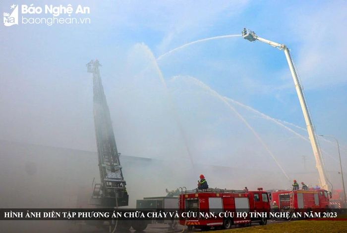  Các phương tiện hiện đại nhất được huy động để chữa cháy. Ảnh: Đình Tuyên 