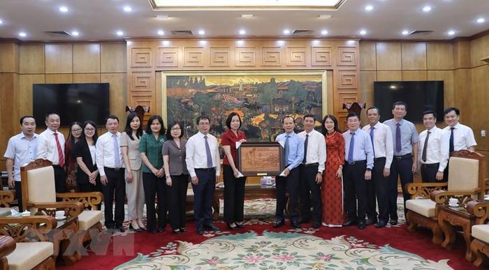 Phó Chủ tịch thường trực Ủy ban Nhân dân tỉnh Bắc Giang Mai Sơn trao tặng phẩm cho TTXVN. (Ảnh: Danh Lam/TTXVN)