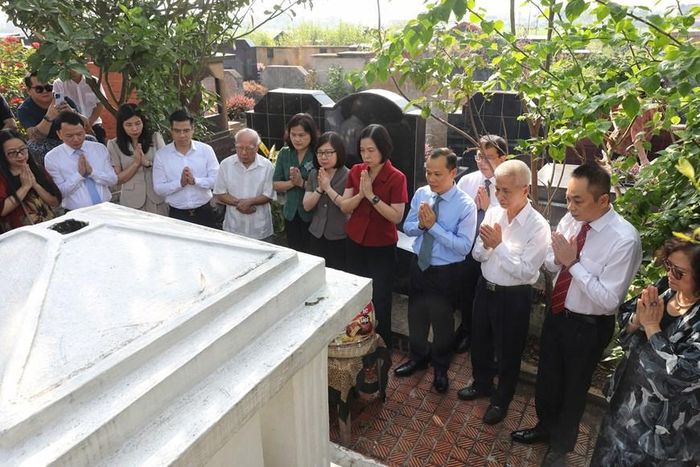 Hướng tới kỷ niệm 78 năm Ngày thành lập TTXVN (15/9/1945-15/9/2023), sáng 8/9, đoàn đại biểu TTXVN do bà Vũ Việt Trang, Ủy viên Ban Chấp hành Đảng bộ Khối các cơ quan Trung ương, Bí thư Đảng ủy, Tổng Giám đốc, Chủ tịch Liên Chi hội nhà báo TTXVN dẫn đầu, đến dâng hương tưởng nhớ tại mộ nguyên Tổng Giám đốc, Tổng Biên tập TTXVN Đào Tùng. (Ảnh: Danh Lam/TTXVN)